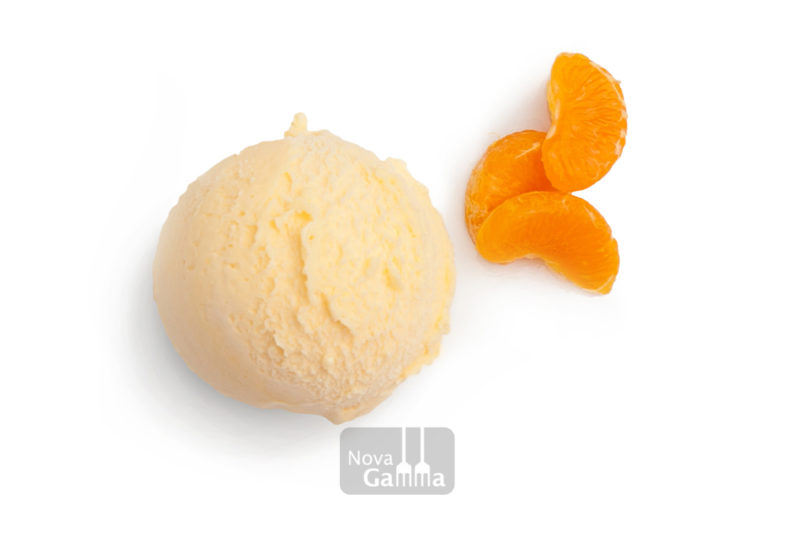 Sorbete de mandarina, helado elaborado con zumo de mandarina natural. El origen de la mandarina es de Sicília. Postre de color naranja.